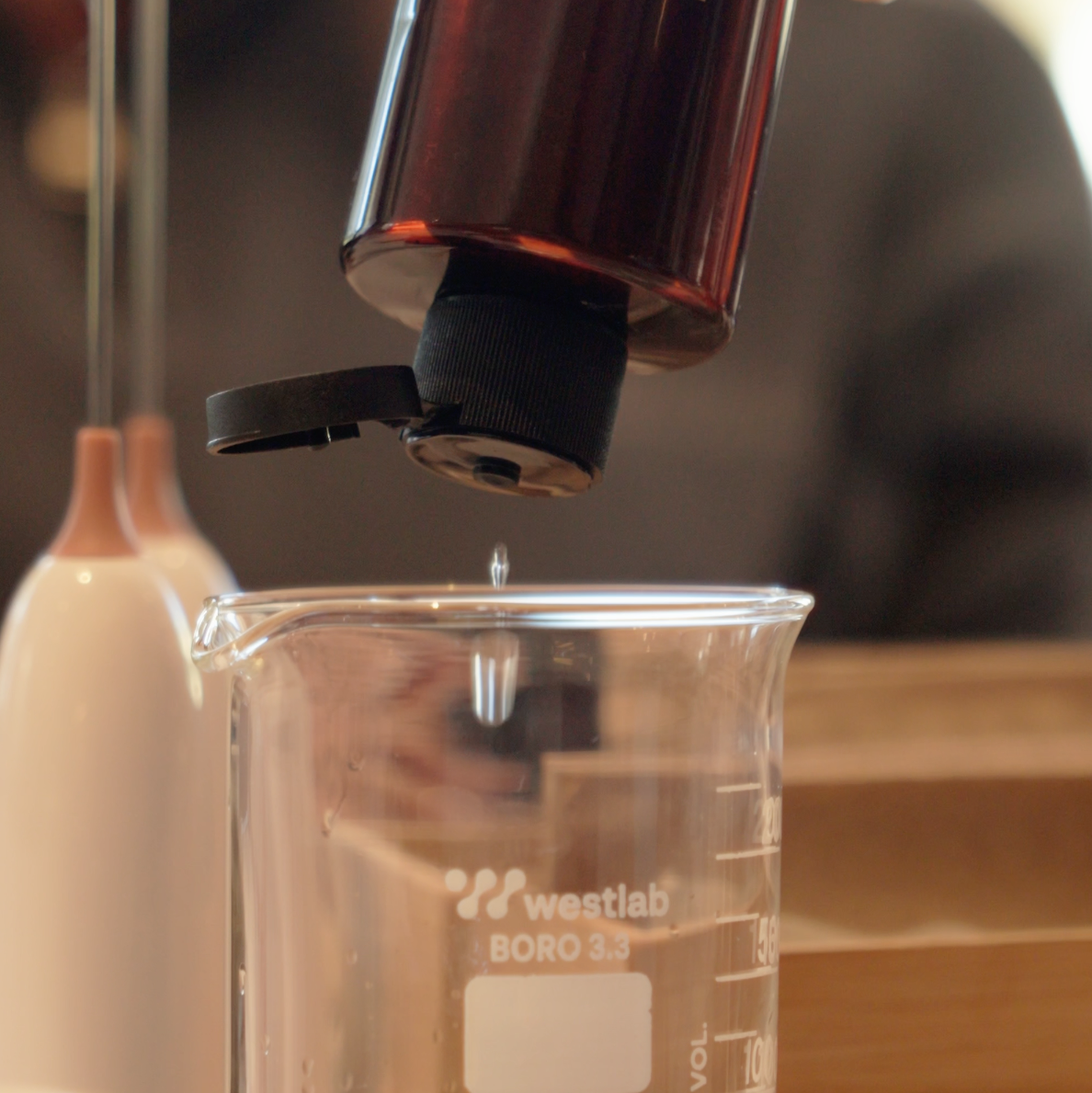 measuring ingredients during nood mood all-natural skincare workshop